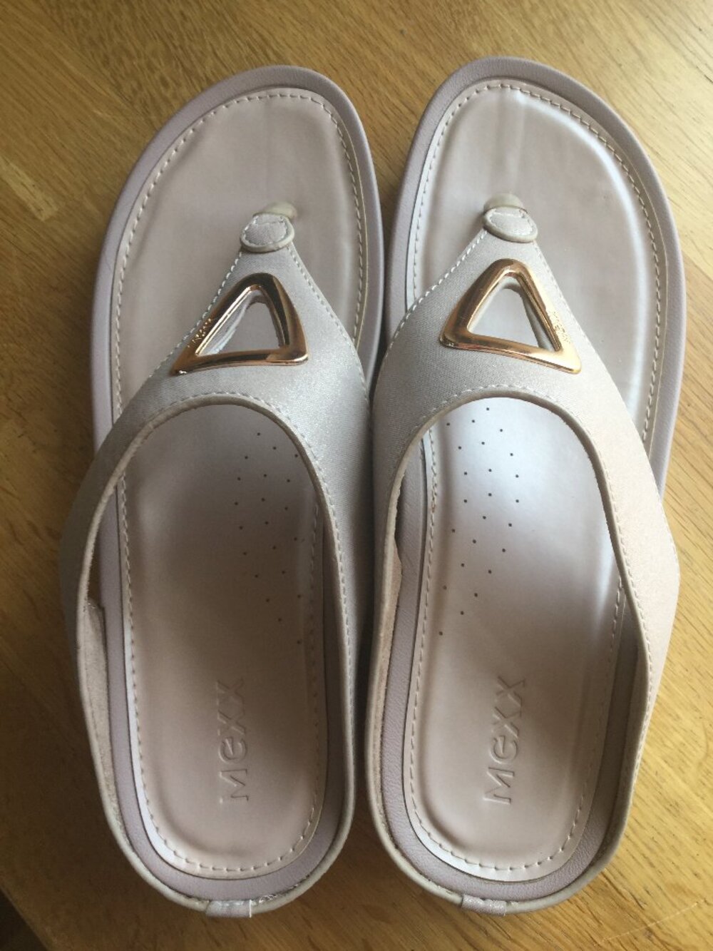 Mexx thong sandals in a size 9  light pinkish in color in great condition